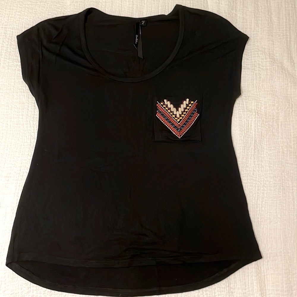 Black scoop neck too with pocket detail